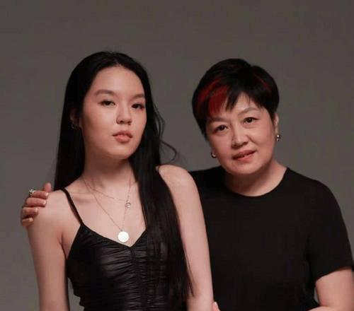 春晚导演哈文近况曝光！带女儿美国过年模样变化大，法麦图颜值高